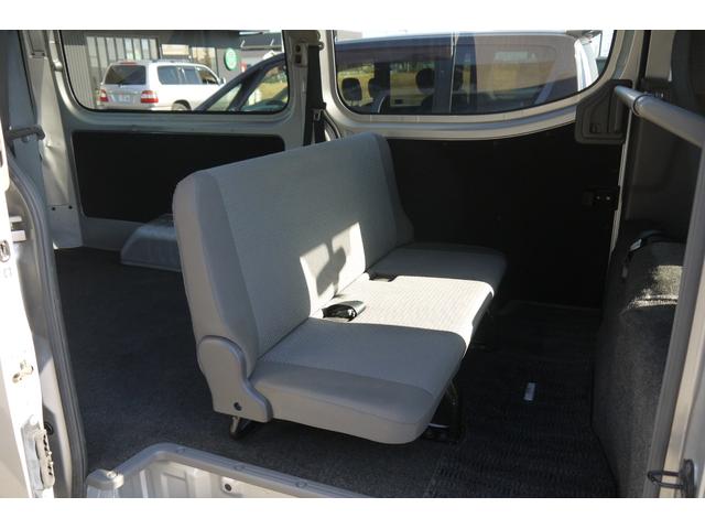 NV350キャラバンバン ロングDXターボ 4WD ディーゼルターボ 低床 リアヒーター プライバシーガラス 両側スライドドア Bluetooth対応純正メモリーナビ ハンズフリー バックカメラ キーレス 社外ブラックホイールキャップ(15枚目)