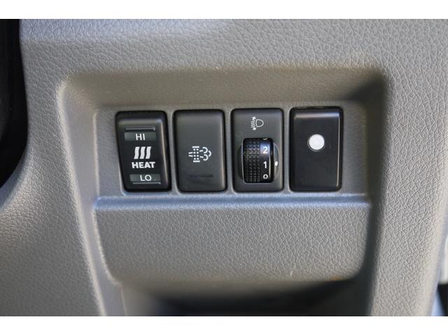 NV350キャラバンバン ロングDXターボ 4WD ディーゼルターボ 低床 リアヒーター プライバシーガラス 両側スライドドア Bluetooth対応純正メモリーナビ ハンズフリー バックカメラ キーレス 社外ブラックホイールキャップ(22枚目)