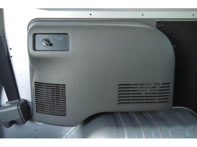 NV350キャラバンバン ロングDXターボ 4WD ディーゼルターボ 低床 リアヒーター プライバシーガラス 両側スライドドア Bluetooth対応純正メモリーナビ ハンズフリー バックカメラ キーレス 社外ブラックホイールキャップ(26枚目)