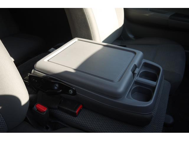 NV350キャラバンバン ロングDXターボ 4WD ディーゼルターボ 低床 リアヒーター プライバシーガラス 両側スライドドア Bluetooth対応純正メモリーナビ ハンズフリー バックカメラ キーレス 社外ブラックホイールキャップ(28枚目)