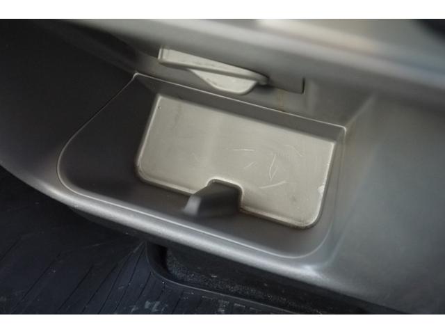 NV350キャラバンバン ロングDXターボ 4WD ディーゼルターボ 低床 リアヒーター プライバシーガラス 両側スライドドア Bluetooth対応純正メモリーナビ ハンズフリー バックカメラ キーレス 社外ブラックホイールキャップ(34枚目)