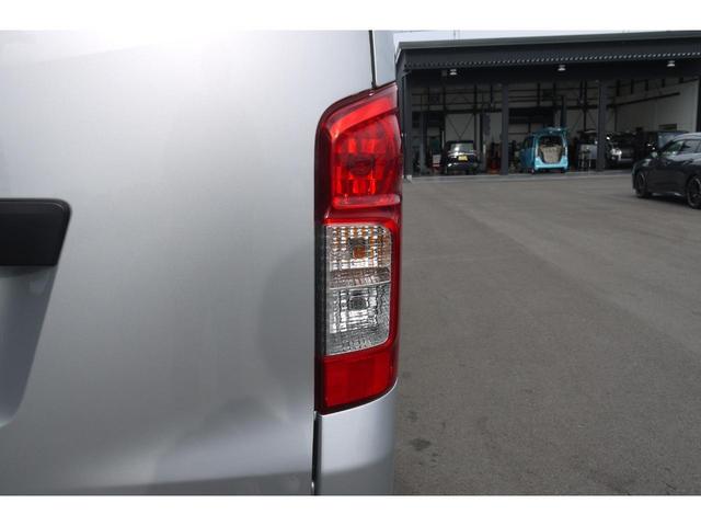 NV350キャラバンバン ロングDXターボ 4WD ディーゼルターボ 低床 リアヒーター プライバシーガラス 両側スライドドア Bluetooth対応純正メモリーナビ ハンズフリー バックカメラ キーレス 社外ブラックホイールキャップ(40枚目)