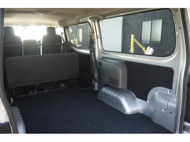 NV350キャラバンバン ロングDXターボ 4WD ディーゼルターボ 低床 リアヒーター プライバシーガラス 両側スライドドア Bluetooth対応純正メモリーナビ ハンズフリー バックカメラ キーレス 社外ブラックホイールキャップ(45枚目)