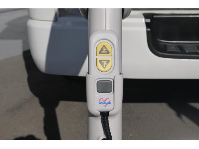 レジアスエースバン ロングＤＸ　ハイルーフ　４ＷＤ　後期モデル　ディーゼルターボ　車いす仕様車　Ｂタイプ１０人乗り　車いす電動スライドリフト付　車いす固定装置２脚　左スライドドア連動オートサイドステップ　リアヒーター　リモコンキー（11枚目）