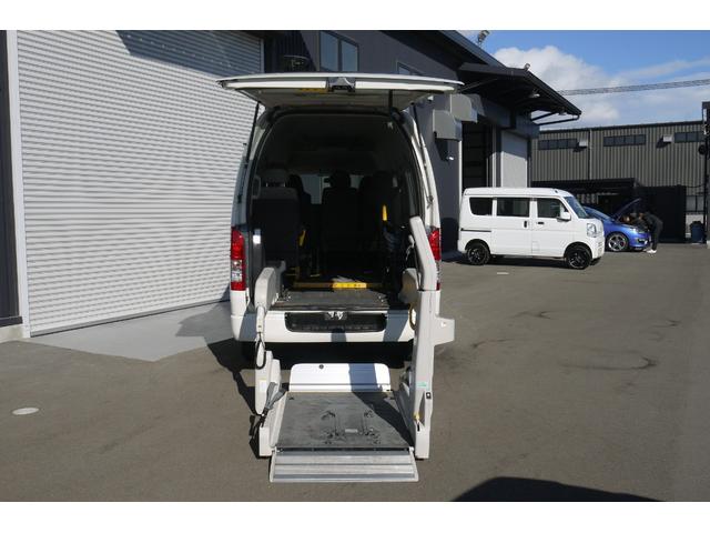 レジアスエースバン ロングＤＸ　ハイルーフ　４ＷＤ　後期モデル　ディーゼルターボ　車いす仕様車　Ｂタイプ１０人乗り　車いす電動スライドリフト付　車いす固定装置２脚　左スライドドア連動オートサイドステップ　リアヒーター　リモコンキー（14枚目）