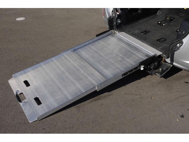 エスクァイア Ｘｉ　４ＷＤ　セーフティセンス　車いす仕様車スロープタイプ１　車いす固定装置２脚　両側パワースライドドア　フロントクリアランスソナー　Ｂｌｕｅｔｏｏｔｈ対応純正メモリーナビ　左右独立温度調整オートエアコン（4枚目）