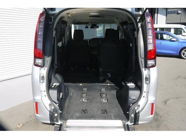 エスクァイア Ｘｉ　４ＷＤ　セーフティセンス　車いす仕様車スロープタイプ１　車いす固定装置２脚　両側パワースライドドア　フロントクリアランスソナー　Ｂｌｕｅｔｏｏｔｈ対応純正メモリーナビ　左右独立温度調整オートエアコン（5枚目）