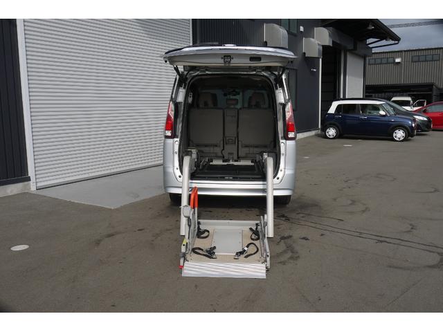 セレナ チェアキャブリフタータイプ 4WD 車いす仕様車 電動スライドリフト 固定装置1基 エマージェンシーブレーキ ハイブリッド 両側スライドドア クルーズコントロール オートエアコン リアエアコン オートライト バックカメラ(3枚目)