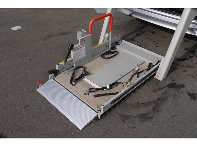 セレナ チェアキャブリフタータイプ 4WD 車いす仕様車 電動スライドリフト 固定装置1基 エマージェンシーブレーキ ハイブリッド 両側スライドドア クルーズコントロール オートエアコン リアエアコン オートライト バックカメラ(4枚目)