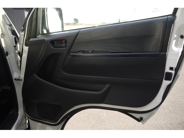 ハイエースバン ロングDX GLパッケージ 4WD ディーゼルターボ セーフティセンス 6人乗り 純正ルーフラック プライバシーガラス フロント&リアクリアランスソナー Bluetooth対応純正メモリーナビ オートライト バックカメラ ETC(17枚目)