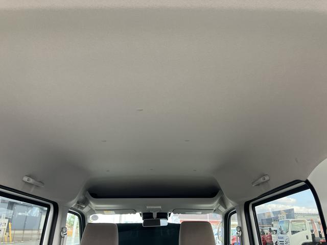 オーバーヘッドシェルフ付／書類や薄型ボックスティッシュが収納出来る便利なスペース！