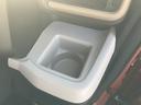 運転席ドリンクホルダーは小物入れとしても便利です。