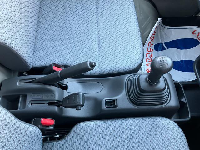 キャリイトラック ＫＣエアコン・パワステ農繁　４ＷＤ・５ＭＴ　ＡＭ・ＦＭラジオ　衝突被害軽減システム　４ＷＤ　オートライト（16枚目）