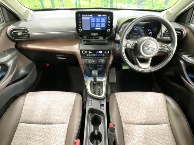 ヤリスクロス ハイブリッドＺ　純正８型ディスプレイ　衝突軽減　レーダクルーズコントロール　シートヒーター　バックカメラ　ドライブレコーダー　ＥＴＣ　パワーシート　ＬＥＤヘッド　純正１８インチアルミ　スマートキー　オートエアコン（2枚目）
