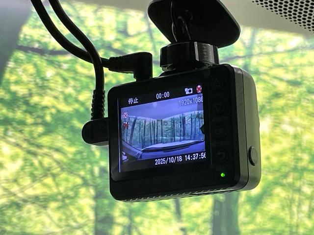ヤリスクロス ハイブリッドＺ　純正８型ディスプレイ　衝突軽減　レーダクルーズコントロール　シートヒーター　バックカメラ　ドライブレコーダー　ＥＴＣ　パワーシート　ＬＥＤヘッド　純正１８インチアルミ　スマートキー　オートエアコン（7枚目）