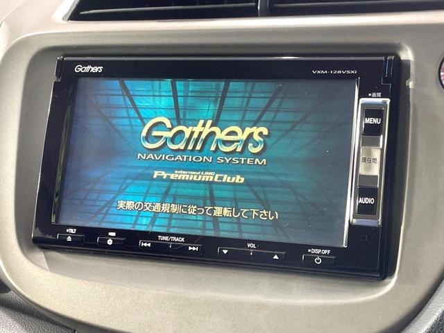 フィットハイブリッド スマートセレクション 純正ナビ バックカメラ ビルトインETC クルーズコントロール スマートキー オートエアコン 横滑り防止装置 電動格納ミラー ステアリングスイッチ シートリフター アームレスト 地デジ CD・DVD(3枚目)