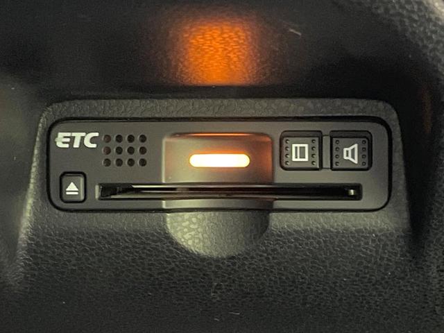 フィットハイブリッド スマートセレクション 純正ナビ バックカメラ ビルトインETC クルーズコントロール スマートキー オートエアコン 横滑り防止装置 電動格納ミラー ステアリングスイッチ シートリフター アームレスト 地デジ CD・DVD(5枚目)