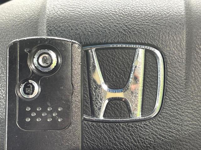 フィットハイブリッド スマートセレクション 純正ナビ バックカメラ ビルトインETC クルーズコントロール スマートキー オートエアコン 横滑り防止装置 電動格納ミラー ステアリングスイッチ シートリフター アームレスト 地デジ CD・DVD(7枚目)