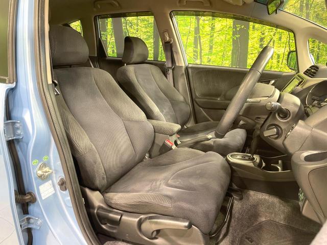 フィットハイブリッド スマートセレクション 純正ナビ バックカメラ ビルトインETC クルーズコントロール スマートキー オートエアコン 横滑り防止装置 電動格納ミラー ステアリングスイッチ シートリフター アームレスト 地デジ CD・DVD(8枚目)