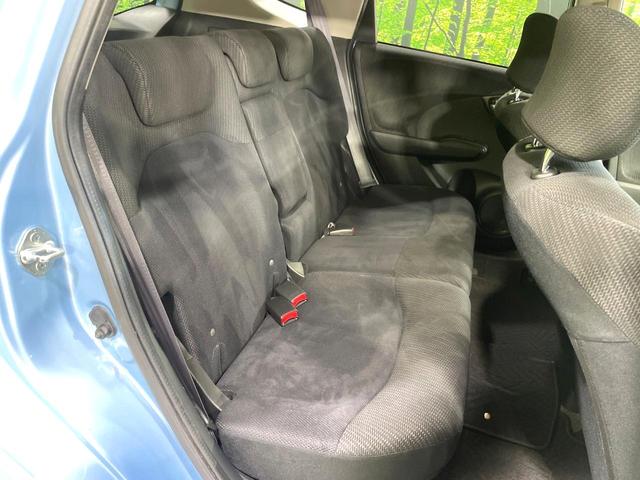 フィットハイブリッド スマートセレクション 純正ナビ バックカメラ ビルトインETC クルーズコントロール スマートキー オートエアコン 横滑り防止装置 電動格納ミラー ステアリングスイッチ シートリフター アームレスト 地デジ CD・DVD(9枚目)