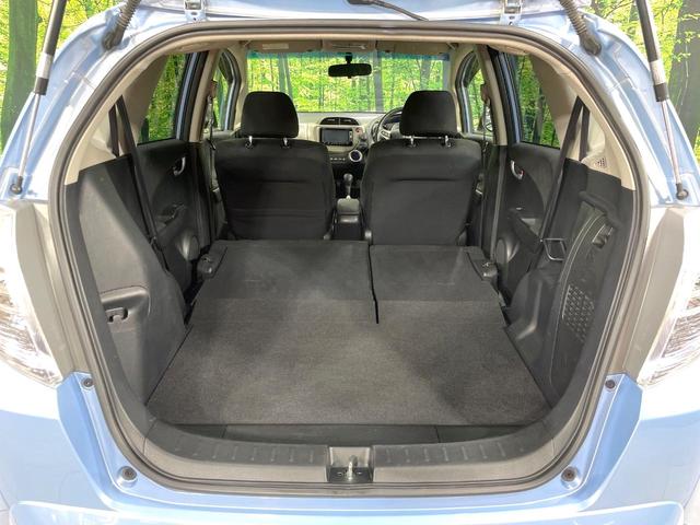 フィットハイブリッド スマートセレクション 純正ナビ バックカメラ ビルトインETC クルーズコントロール スマートキー オートエアコン 横滑り防止装置 電動格納ミラー ステアリングスイッチ シートリフター アームレスト 地デジ CD・DVD(10枚目)