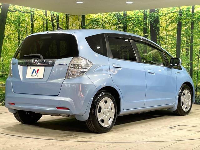 フィットハイブリッド スマートセレクション 純正ナビ バックカメラ ビルトインETC クルーズコントロール スマートキー オートエアコン 横滑り防止装置 電動格納ミラー ステアリングスイッチ シートリフター アームレスト 地デジ CD・DVD(17枚目)