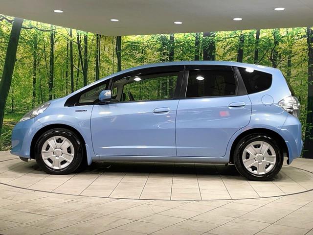 フィットハイブリッド スマートセレクション 純正ナビ バックカメラ ビルトインETC クルーズコントロール スマートキー オートエアコン 横滑り防止装置 電動格納ミラー ステアリングスイッチ シートリフター アームレスト 地デジ CD・DVD(26枚目)