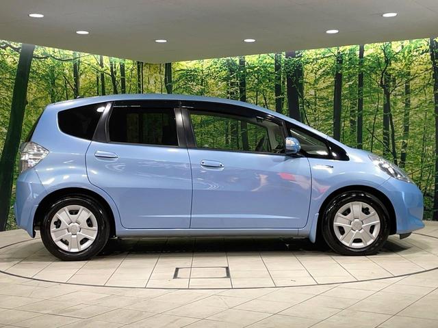 フィットハイブリッド スマートセレクション 純正ナビ バックカメラ ビルトインETC クルーズコントロール スマートキー オートエアコン 横滑り防止装置 電動格納ミラー ステアリングスイッチ シートリフター アームレスト 地デジ CD・DVD(27枚目)