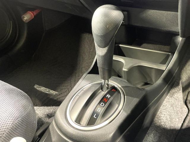 フィットハイブリッド スマートセレクション 純正ナビ バックカメラ ビルトインETC クルーズコントロール スマートキー オートエアコン 横滑り防止装置 電動格納ミラー ステアリングスイッチ シートリフター アームレスト 地デジ CD・DVD(33枚目)