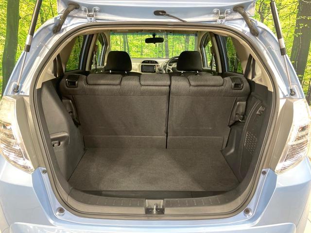 フィットハイブリッド スマートセレクション 純正ナビ バックカメラ ビルトインETC クルーズコントロール スマートキー オートエアコン 横滑り防止装置 電動格納ミラー ステアリングスイッチ シートリフター アームレスト 地デジ CD・DVD(40枚目)