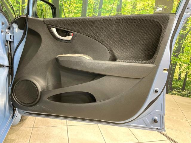 フィットハイブリッド スマートセレクション 純正ナビ バックカメラ ビルトインETC クルーズコントロール スマートキー オートエアコン 横滑り防止装置 電動格納ミラー ステアリングスイッチ シートリフター アームレスト 地デジ CD・DVD(41枚目)