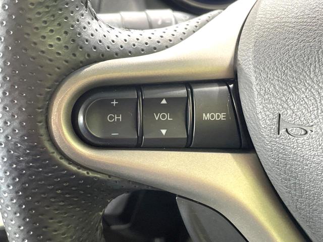 フィットハイブリッド スマートセレクション 純正ナビ バックカメラ ビルトインETC クルーズコントロール スマートキー オートエアコン 横滑り防止装置 電動格納ミラー ステアリングスイッチ シートリフター アームレスト 地デジ CD・DVD(44枚目)