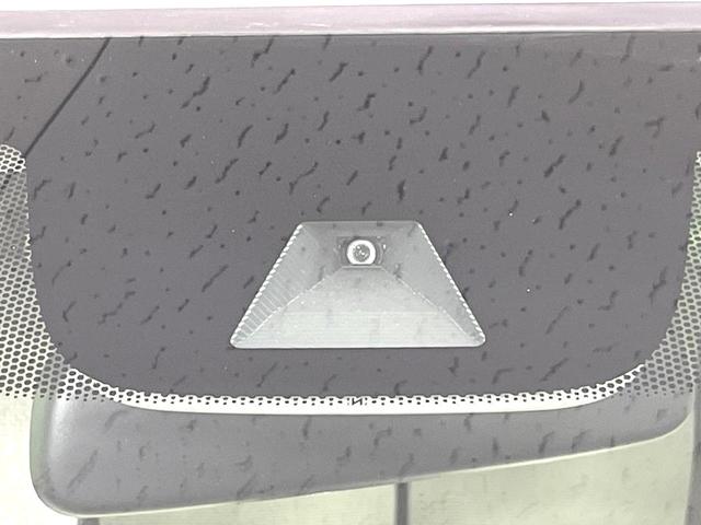 【ホンダセンシング】走行中に前方の車両等を認識し、衝突しそうな時は警報とブレーキで衝突回避と被害軽減をアシスト。より安全にドライブをお楽しみいただけます。