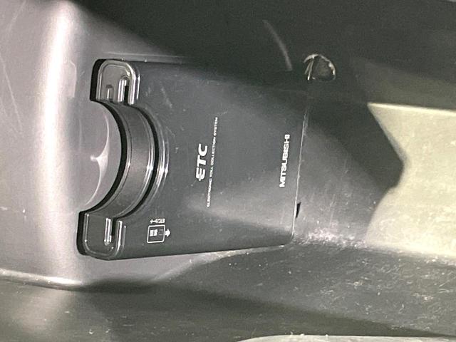 フィット １３Ｇ・Ｆパッケージ　ＳＤナビ　禁煙車　ＬＥＤヘッドライト　ＥＴＣ　スマートキー　Ｂｌｕｅｔｏｏｔｈ接続　フルセグＴＶ　ＣＤ／ＤＶＤ再生　オートエアコン　アイドリングストップ　電動格納ミラー　衝突安全ボディ（4枚目）