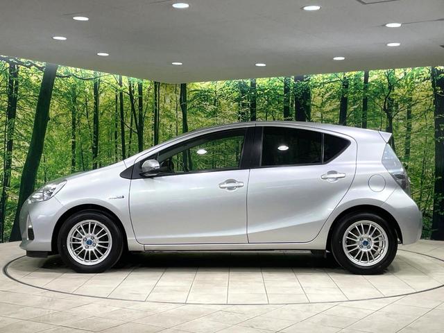 アクア G 純正SDナビ バックカメラ ドライブレコーダー ETC オートライト オートエアコン スマートキー プッシュスタート TV 禁煙車 CD再生 革巻きステアリング アームレスト 電動格納ミラー(25枚目)