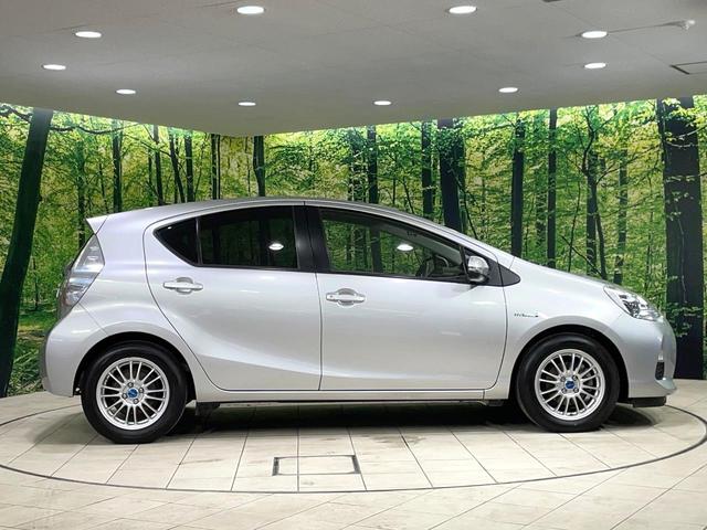 アクア G 純正SDナビ バックカメラ ドライブレコーダー ETC オートライト オートエアコン スマートキー プッシュスタート TV 禁煙車 CD再生 革巻きステアリング アームレスト 電動格納ミラー(27枚目)