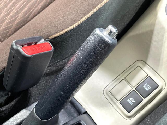 アクア G 純正SDナビ バックカメラ ドライブレコーダー ETC オートライト オートエアコン スマートキー プッシュスタート TV 禁煙車 CD再生 革巻きステアリング アームレスト 電動格納ミラー(43枚目)