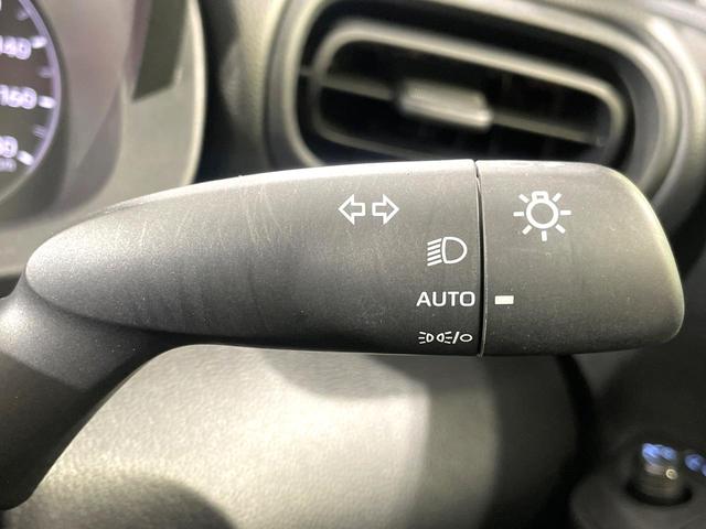 ヤリス ハイブリッドX バックカメラ AC100V電源 トヨタセーフティセンス レーダークルーズ 禁煙車 レーンキープ スマートキー ETC ディスプレイオーディオ オートハイビーム 車線逸脱警報 誤発進抑制機能(42枚目)