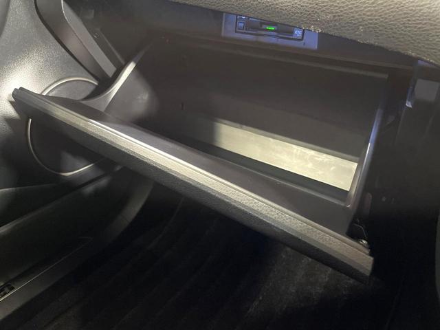 ハリアー エレガンス　サンルーフ　モデリスタエアロ　メーカー純正８型ナビ　バックカメラ　禁煙車　パワーシート　ハーフレザーシート　ＥＴＣ　ＬＥＤヘッドライト　ウッドコンビステアリング　フルセグ　シートヒーター　オートライト（52枚目）