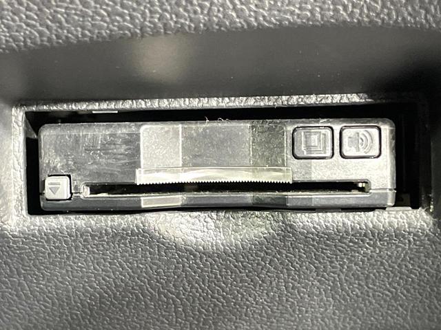 プリウス S ナビ 寒冷地仕様 禁煙車 ドラレコ スマートキー LEDヘッド ETC オートライト オートエアコン Bluetooth再生 CD再生 DVD再生 フルセグ 革巻きステアリング ステアリングスイッチ(4枚目)