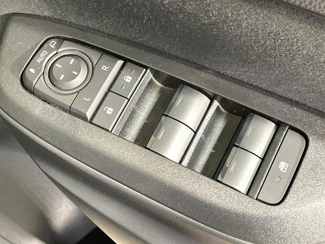 ヤリスクロス X 衝突軽減 レーダークルーズコントロール SDナビ バックカメラ ドライブレコーダー ETC スマートキー オートハイビーム ステアリングスイッチ 電動パーキング Bluetooth再生 禁煙車(50枚目)