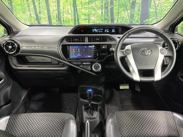 アクア Ｘ－アーバン　純正ＳＤナビ　バックカメラ　禁煙車　ハーフレザーシート　ドラレコ　スマートキー　ＬＥＤヘッド　ルーフレール　ビルトインＥＴＣ　純正１６インチアルミ　オートライト　オートエアコン　Ｂｌｕｅｔｏｏｔｈ（2枚目）