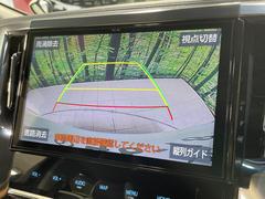 【バックカメラ】駐車時に後方がリアルタイム映像で確認できます。大型商業施設や立体駐車場での駐車時や、夜間のバック時に大活躍！運転スキルに関わらず、今や必須となった装備のひとつです！ 4