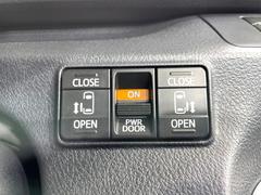 【両側パワースライドドア】スマートキーや運転席のスイッチで後席両側スライドドアの開閉が可能♪電動だから力を入れてドアを開ける必要が無く、小さなお子様でも簡単に開け閉めでき快適です♪ 6