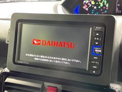 【純正ナビ】人気の純正ナビを装備しております。ナビの使いやすさはもちろん、オーディオ機能も充実！キャンプや旅行はもちろん、通勤や買い物など普段のドライブも楽しくなるはず♪ 3