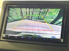 【バックカメラ】駐車時に後方がリアルタイム映像で確認できます。大型商業施設や立体駐車場での駐車時や、夜間のバック時に大活躍！運転スキルに関わらず、今や必須となった装備のひとつです！ 6