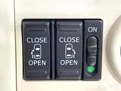 【両側パワースライドドア】スマートキーや運転席のスイッチで後席両側スライドドアの開閉が可能♪電動だから力を入れてドアを開ける必要が無く、小さなお子様でも簡単に開け閉めでき快適です♪ 6