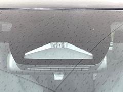 【トヨタセーフティセンス】走行中に前方の車両等を認識し、衝突しそうな時は警報とブレーキで衝突回避と被害軽減をアシスト。より安全にドライブをお楽しみいただけます。 3