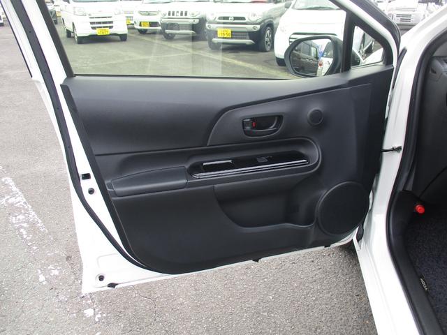 アクア Ｓスタイルブラック　ナビ　フルセグＴＶ　パノラマモニター　プッシュスタート　オートエアコン（11枚目）