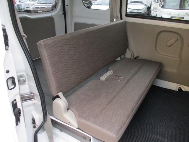 NV100クリッパーバン DX セーフティパッケージ パ-トタイム4WD・エマージェンシーブレ-キ・フロントパワーウィンドウ・キーレス・オートライト・オーバ-ヘッドシェルフ・リヤソナ-・5AGS・取説・保証書・スペアキ-(18枚目)